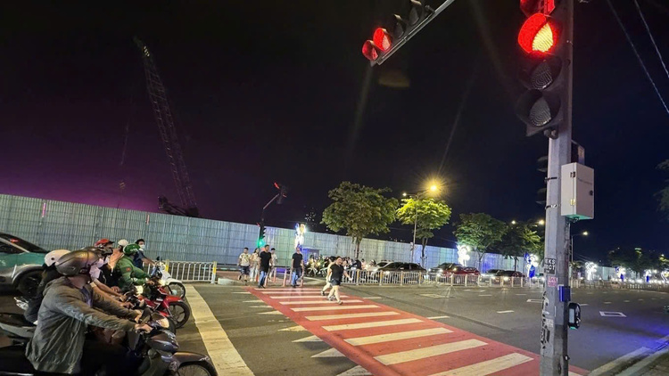 TP HCM lắp đèn tín hiệu giao thông cho người đi bộ TP HCM lắp đèn tín hiệu giao thông cho người đi bộ