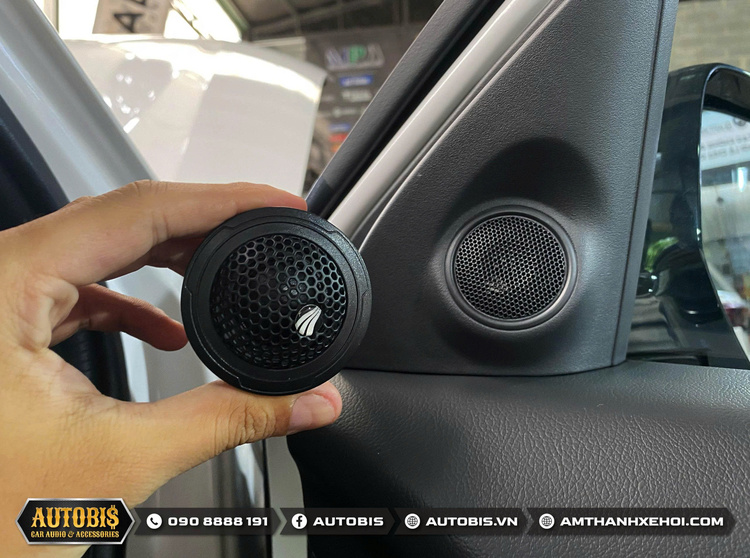 Mitsubishi Outlander cải thiện âm thanh với cấu hình loa Rainbow cơ bản!