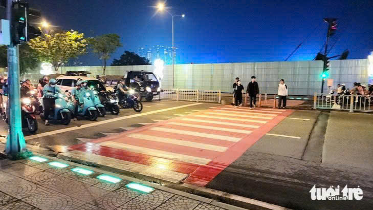 Lần đầu tiên TP.HCM có đèn cảnh báo chỉ vạch đi bộ, người dân an tâm khi qua đường