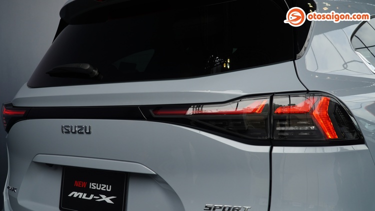 Soi chi tiết Isuzu mu-X Sport 4x4 AT vừa ra mắt: Có gì với giá 1,145 tỷ đồng?