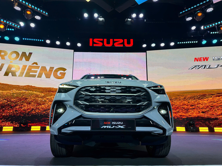 Vì sao Isuzu Mux 7 chỗ (SUV) và D-max (pickup) lại ế tại Việt Nam?