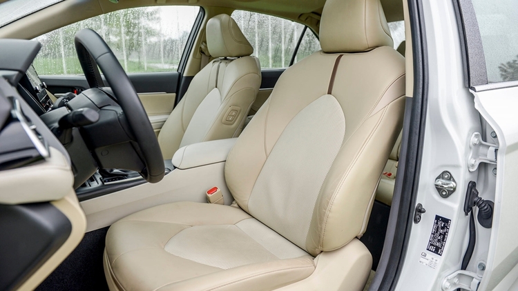 Có nên dùng phủ bảo vệ ghế da xe hay không?