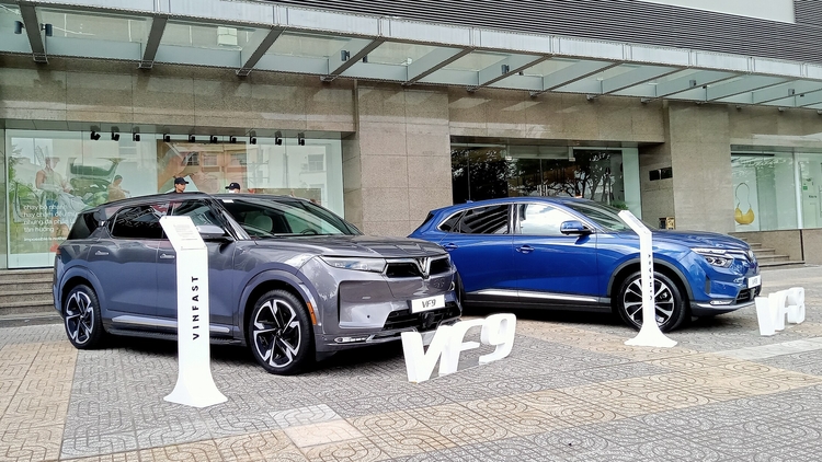 VinFast_VF9_and_VF_8_on_display.jpg