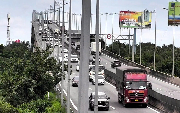 Thông tin giao thông ngày 21/6: Hàng loạt vụ tai nạn vì dừng xe thiếu cảnh báo, đường ngập và ghề “săn phạt” tiền tỉ