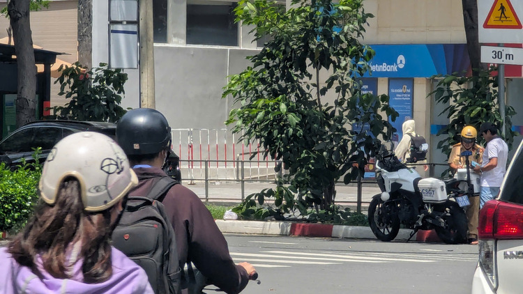 Chú ý đường dành riêng cho xe buýt ở Saigon