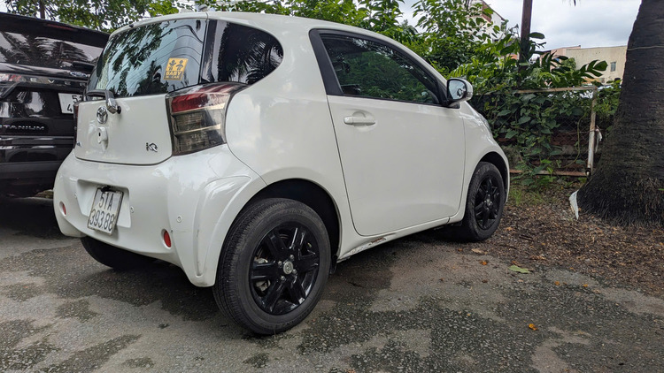 Lần đầu tiên thấy chiếc Toyota iQ trên đường