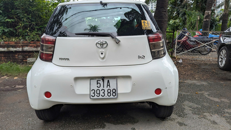 Lần đầu tiên thấy chiếc Toyota iQ trên đường