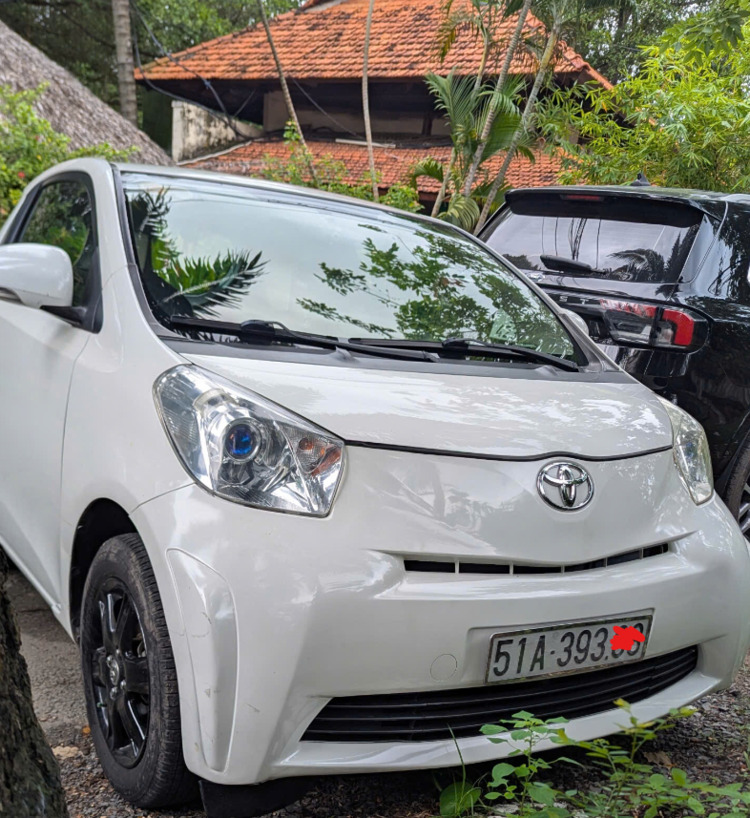 Lần đầu tiên thấy chiếc Toyota iQ trên đường