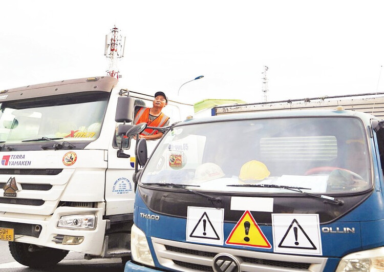 Thông tin giao thông ngày 24/6: CSGT siết vi phạm cao tốc, cấm xe trung tâm TP.HCM, thiếu tài xế có bằng FC
