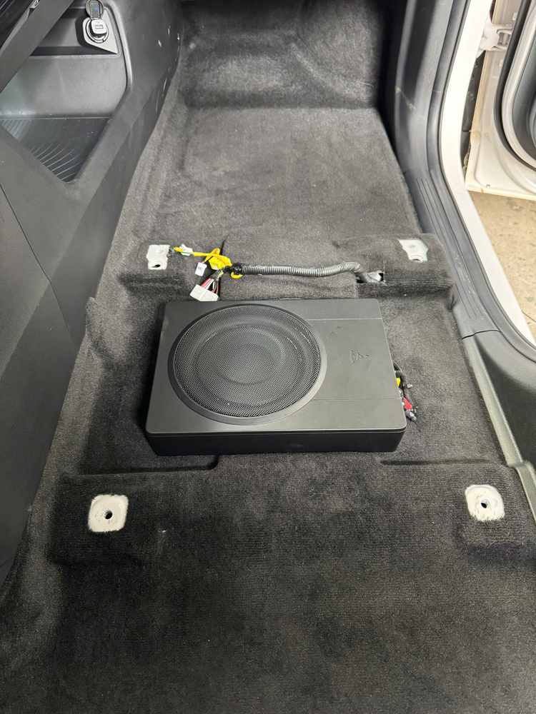 Hyundai Custin nâng cấp loa sub điện nào phù hợp nhất?