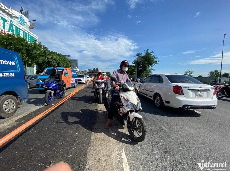 Người dân xô ngã rào chắn, tùy tiện vào đường 4.800 tỷ đồng để né kẹt xe