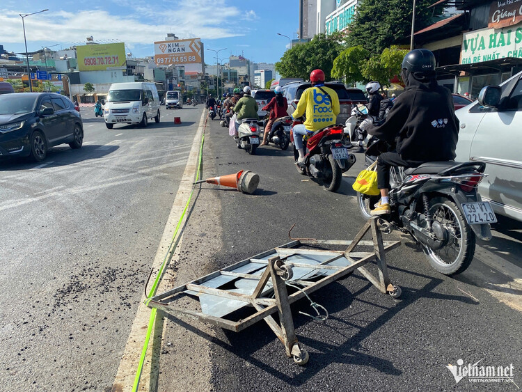 Người dân xô ngã rào chắn, tùy tiện vào đường 4.800 tỷ đồng để né kẹt xe