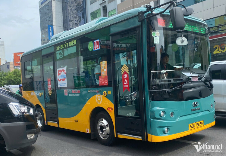 Thông tin giao thông ngày 25/6: Lùi xe trên cao tốc phạt 35 triệu, 6 tài xế bị phạt vì dùng điện thoại