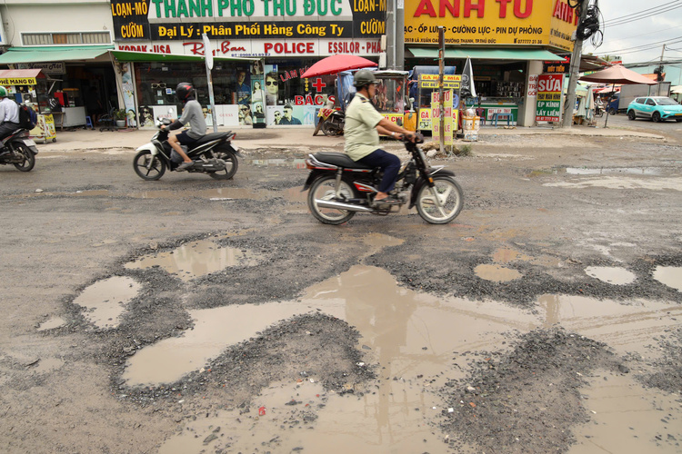 Thông tin giao thông ngày 26/6: Phạt nguội trên QL5, tài xế say xỉn trên cao tốc, khởi công đường “nát” ở TP Thủ Đức