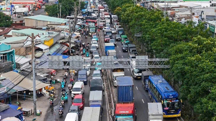 Ùn tắc giao thông ở TP.HCM: Phải dừng từ 30 phút, dài 200m mới tính?