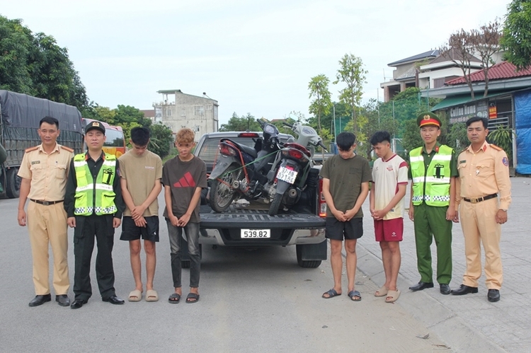 Thông tin giao thông ngày 30/6: Chở trẻ trên thùng xe bị phạt nặng, bắt nhóm “quái xế” TP Vinh, cầu Bình Gởi sắp thông xe
