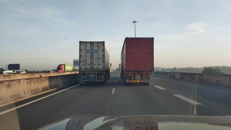 Chiếm làn trái trên cao tốc: Đừng để sự ích kỷ thành thói quen