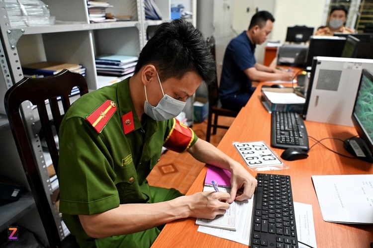 cong_an_bien_so_dang_ky_xe_znews_hong_quang.jpg