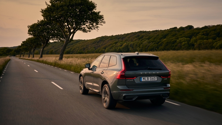 Volvo-XC60-and-Volvo-240-4.jpg
