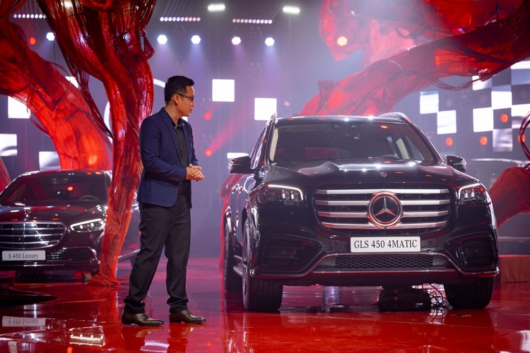 Mercedes-Benz khai mạc triển lãm “LiveRARE”: Tôn vinh di sản 30 năm có mặt tại Việt Nam