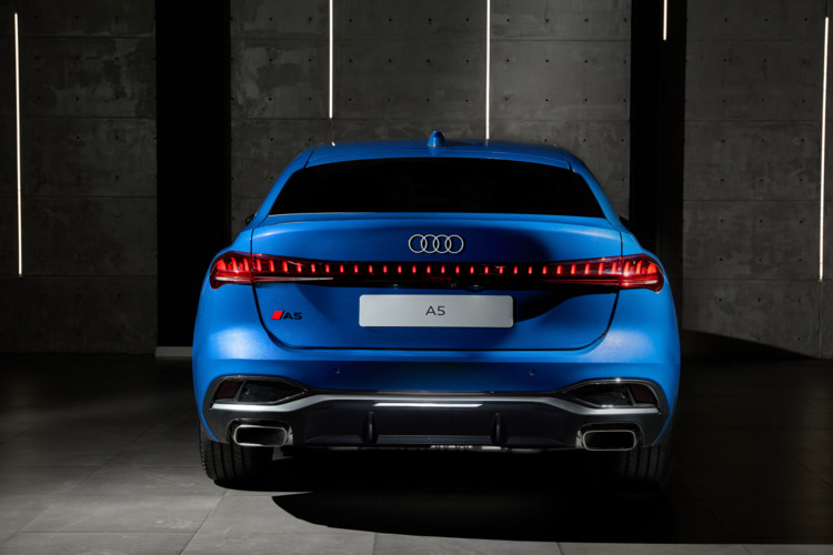 Audi A5 S line có giá từ 2,2 tỷ đồng, sự kết hợp giữa xa hoa và tốc độ