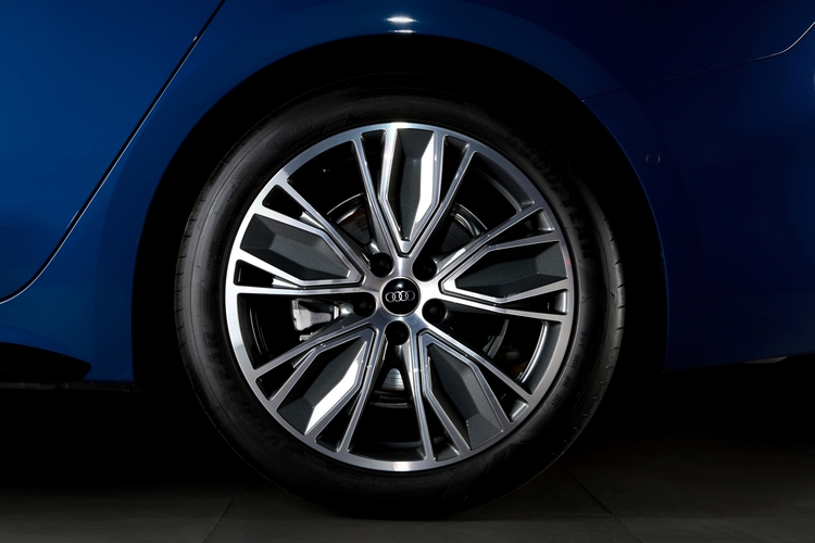 Audi A5 S line có giá từ 2,2 tỷ đồng, sự kết hợp giữa xa hoa và tốc độ