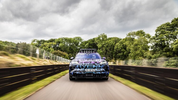 Porsche Cayenne Electric: SUV điện phá kỷ lục tốc độ, kéo 3,5 tấn vẫn "ngọt"