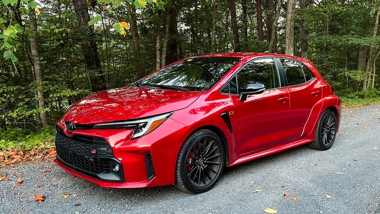 Toyota Corolla GR bung túi khí bất ngờ: Hãng từ chối bảo hành, chủ xe cầu cứu luật sư