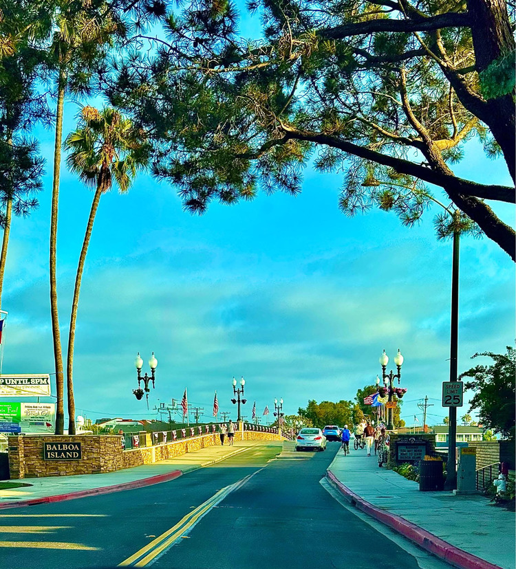 Newport Beach - Đừng chỉ biết biển và cầu tàu