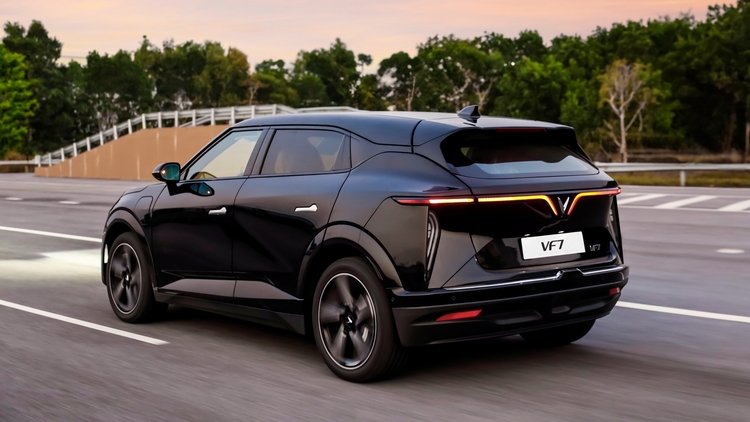 VinFast sẽ ra mắt VF7 tay lái nghịch tại triển lãm GIIAS 2025