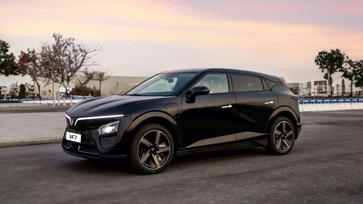 VinFast sẽ ra mắt VF7 tay lái nghịch tại triển lãm GIIAS 2025