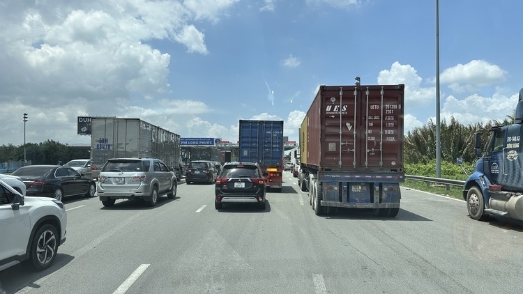 Tình trạng kẹt xe khắp nơi, ai là người chịu trách nhiệm?