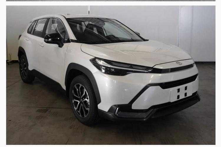 Toyota Frontlander 2025 lộ diện với đầu xe khác lạ, dùng lại động cơ hybrid