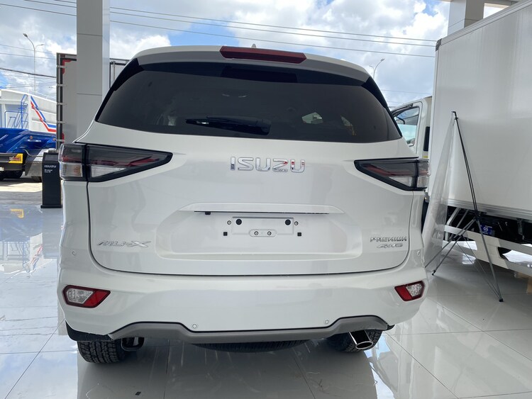 Vì sao Isuzu Mux 7 chỗ (SUV) và D-max (pickup) lại ế tại Việt Nam?