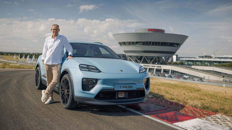 neuer-eigentumer-des-millionsten-macan-ist-stefan-schmidt-aus-kiel.jpg