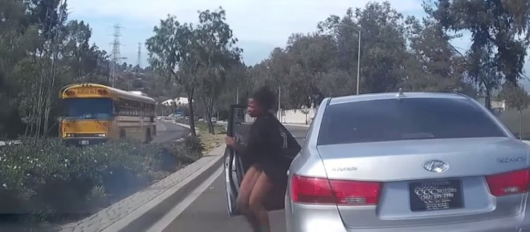 Nữ xế bất ngờ nhảy khỏi xe khi đang chạy