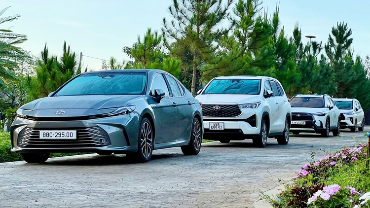 Toyota- doanh so hybrid.jpg