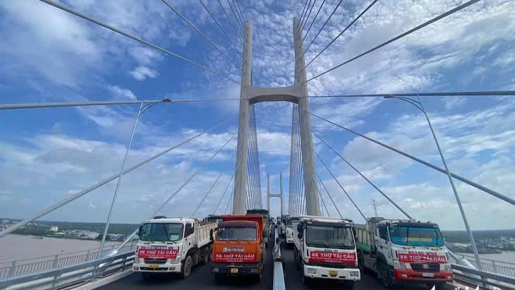 Trước khi thông xe chính thức, cầu Rạch Miễu 2 thử tải, hàng chục xe chở đầy hàng chạy qua cầu an toàn