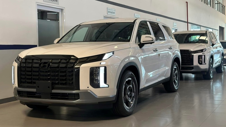 Hyundai Palisade VIN 2024 giảm đến 240 triệu đồng tại đại lý, giá xe còn ngang Ford Everest