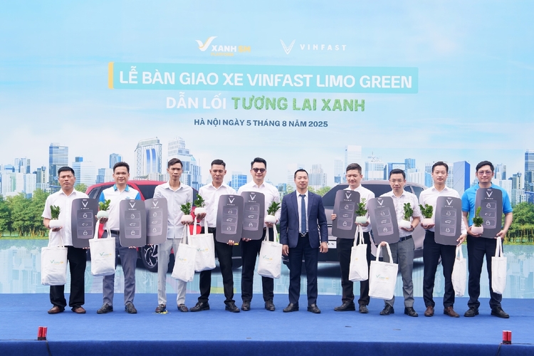 Giao xe VF Limo Green (4).jpg