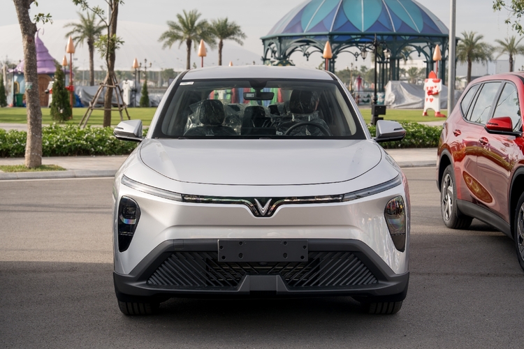 Giao xe VF Limo Green (9).jpg