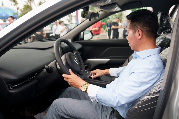 Giao xe VF Limo Green (14).jpg