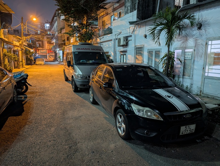 Có garage nào nhận thay chụp đèn trước ford focus 2012 hatchback không