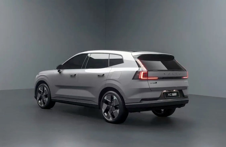 Volvo XC70 ra mắt tại Trung Quốc: SUV PHEV 3 mô-tơ, hộp số DHT 3 cấp