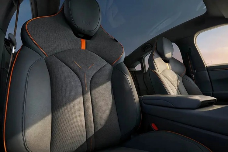 Xpeng P7 Wing Edition ra mắt: sedan điện cửa cắt kéo, tầm chạy 820 km