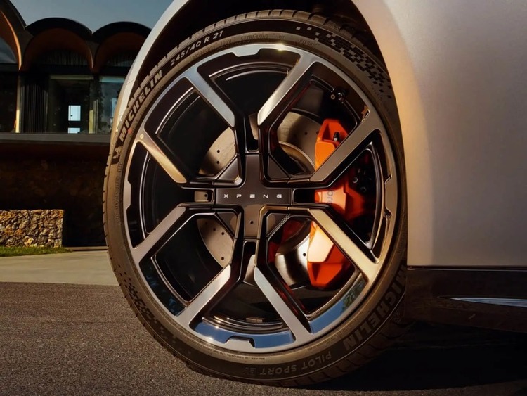 Xpeng P7 Wing Edition ra mắt: sedan điện cửa cắt kéo, tầm chạy 820 km