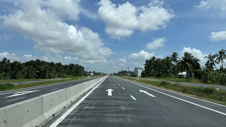 Hàng ngàn người leo rào, tụ tập chụp ảnh trên cầu Rạch Miễu 2 trước ngày thông xe