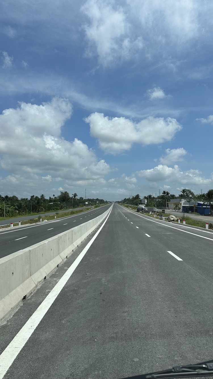 Hàng ngàn người leo rào, tụ tập chụp ảnh trên cầu Rạch Miễu 2 trước ngày thông xe
