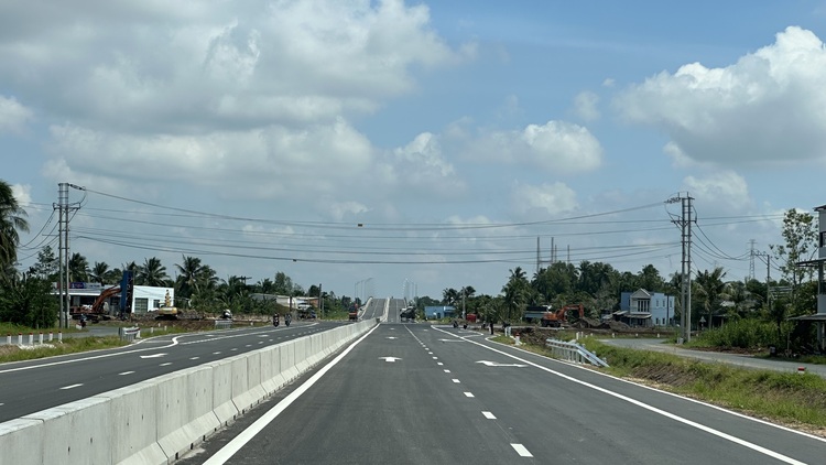 Hàng ngàn người leo rào, tụ tập chụp ảnh trên cầu Rạch Miễu 2 trước ngày thông xe