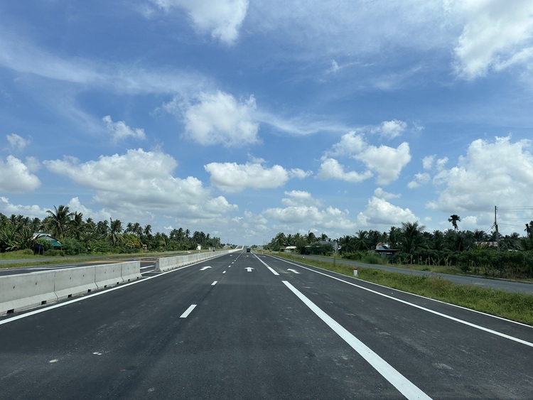 Hàng ngàn người leo rào, tụ tập chụp ảnh trên cầu Rạch Miễu 2 trước ngày thông xe